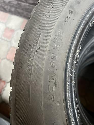 Шины: Комплект зимних шин 235/60 R18. На фото — 4 автомобильные шины — 3
