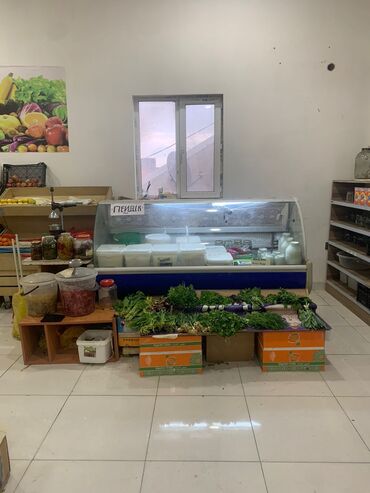 hazir biznes meyve: Mağazadaki bütün vitrin dolablar ve polkalar hamisi biznes şeklinde