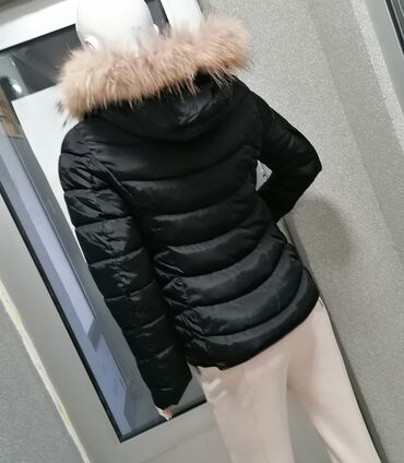 Zimske jakne: Ženska zimska jakna sa kapuljačom i krznom - Boja: crna - Kroj — 9