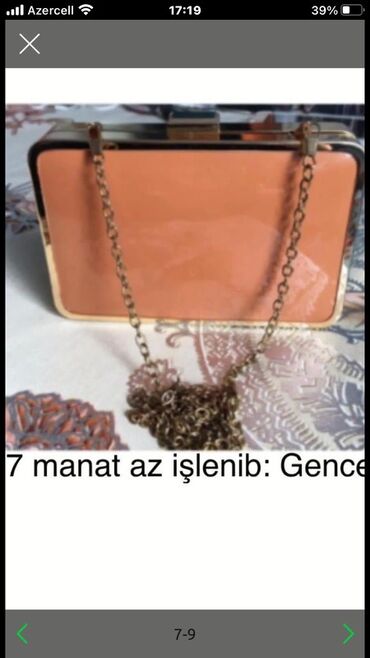 Zərgərlik əşyaları: Şaftalı rəngli, düzbucaqlı formalı klaç çantası. Çanta qızılı rəngli