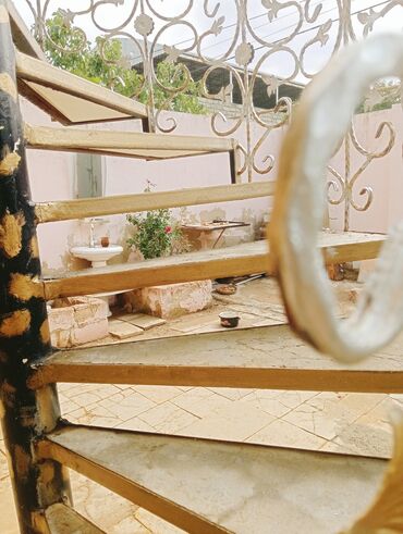 Pilləkən məhəccərləri: Dəmir Vint pilləkən,,15 pilləlidir,,, qalın və keyfiyyətli — 10