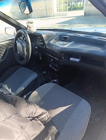 Daewoo: Daewoo Nexia sedan, 4 qapı, ağ rəng. - Kuzov: kompakt sedan, ön — 10