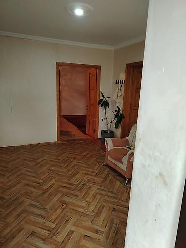 Həyət evləri və villalar: Satılır: 4 otaqlı həyət evi Xüsusiyyətlər: - Geniş zal: yemək masası — 6