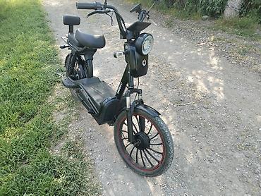 Bicikli za odrasle: Električni motorcikl Veneco 35.000dinara Prodaje se sa punjacem Lepo — 7