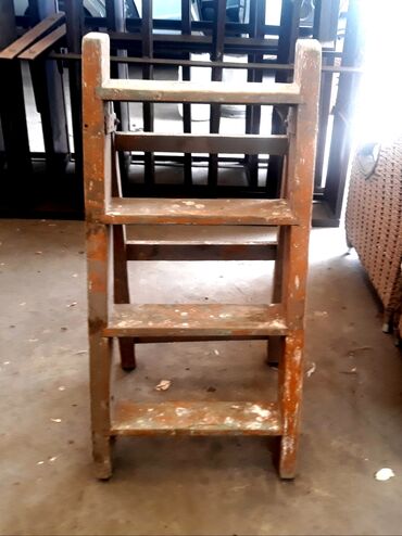 деревянные лестницы: Продаю лестницу деревянную складную, высота 1,2 м