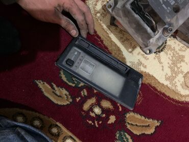 Maqnitofonlar: Bosch avtomobil maqnitofonu (head unit) üçün əsas blok və metal montaj — 13