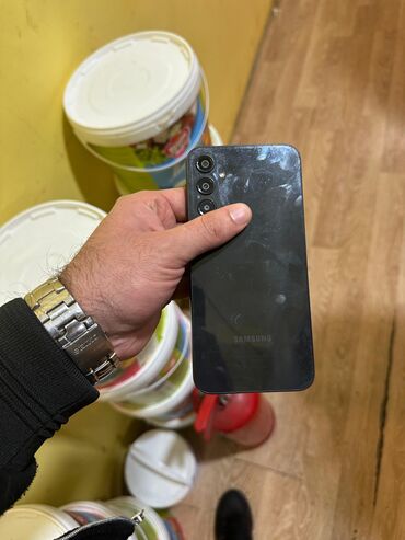 Digər mobil telefonlar: Smartfon – damcı formalı ön kamera çıxıntısı olan böyük ekranlı model — 7