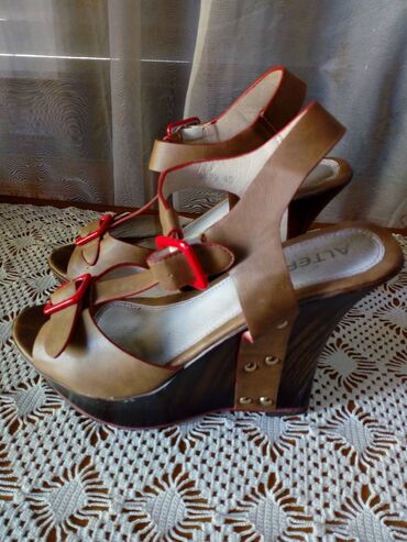 trenerke s: Sandale, 40