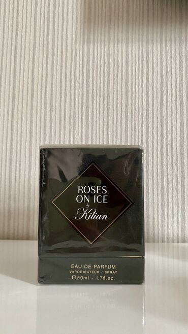 Kilian brendindən olan “Roses on Ice” ətriyyat məhsulu qara qutuda