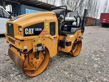 каток для асфальта купить: Дорожный каток CAT CB22B с оранжевым корпусом, предназначенный для
