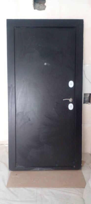Bunker qapıları: Ideal veziyyetde tezedi islenmiyib qapi uzerinde komple her sey