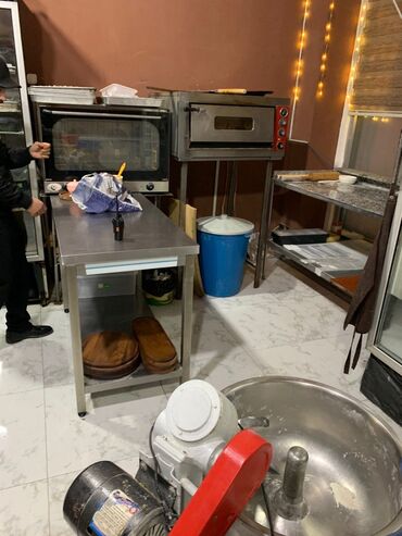 Restoran, kafelər: Hazır restoran satılır. Hal hazırda fəaliyyətdədir. Yeri tam — 19