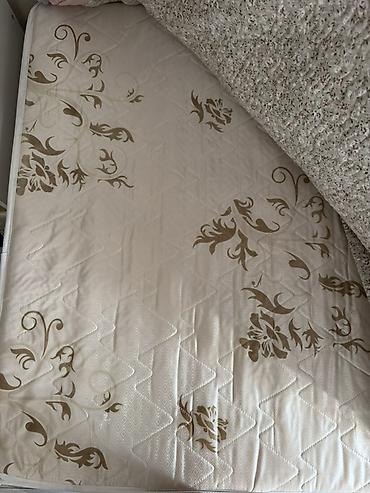bed sheets: Две односпальные кровати.Есть небольшие дефекты каркаса: у одной — 2