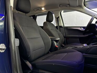 Ford: Plavi Ford Kuga, SUV model sa petoro vrata, opremljen je automatskim — 15