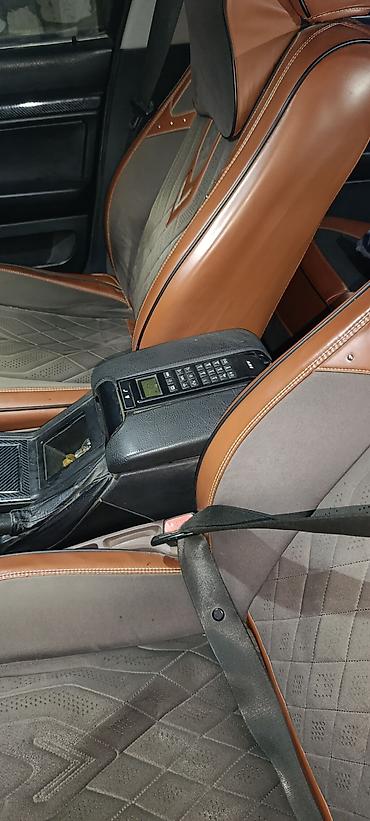 akril şüşə: BMW 5 Series E39 sedan – gümüşü rəngdə, 4 qapı. Xüsusiyyətlər: - — 5