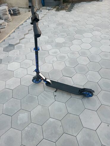 Trotineti, skejtbordovi i hoverbordovi: Na prodaju dva trotoneta, jedan je marke Cirvit nosivosti do 100 kg, a — 9