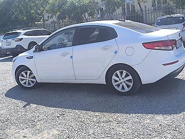 консоль автомобиля: Kia Rio: 2017 г., 1.6 л, Автомат, Седан — 2
