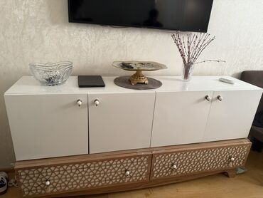 Столы и стулья: Прямой ТВ стенд, Без полок, Ламинат