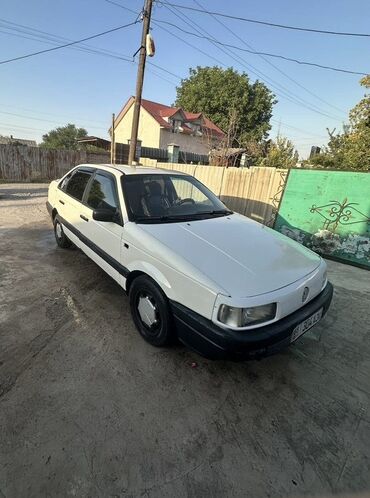 машина kg бишкек тойота: Белый седан Volkswagen Passat B3, оснащенный четырьмя дверями для