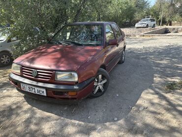 спидометр гольф 2: Седан Volkswagen вента красного цвета, припаркованный на улице. имеет