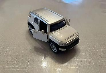 nerf satisi: Ağ rəngli metal oyuncaq ofroud SUV maketi. - Material: die-cast metal — 3