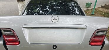 cesqa mersedes: Mercedes-Benz kupesi üçün arxa hissə: gümüş rəngli baqaj qapağı və
