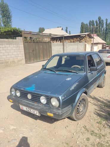 шины на вольво: Хэтчбек Volkswagen Golf II синего цвета, оснащенный четырьмя дверями