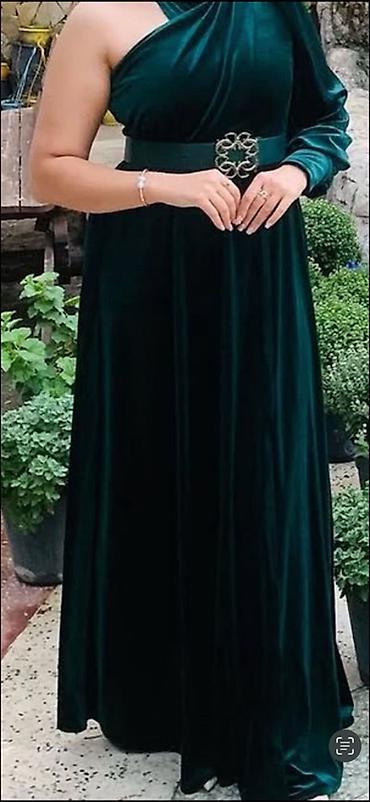 Zümrüd yaşıl rəngdə, uzun ziyafət donu. Model bir çiyinli dizayna