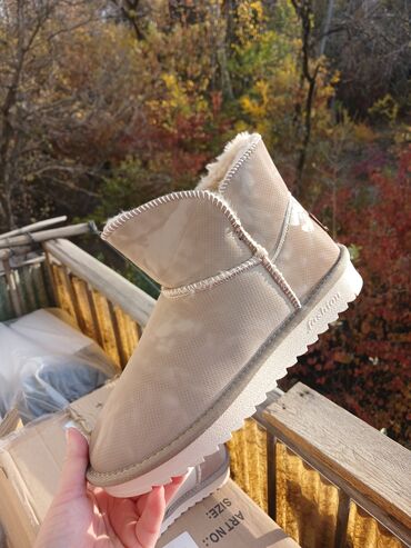 зимний обув мужской: Угги короткие, бежевые, с тёплым меховым подкладом. Характеристики: -