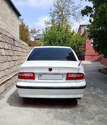 14 luk diskler: Ağ rəngli sedan avtomobil - Korpus: 4 qapılı sedan, ağ rəng, qara — 9