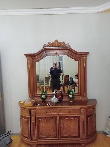 salon dolab: Klassik üslubda qonaq otağı üçün dəst – konsol güzgülü komod və vitrin — 1