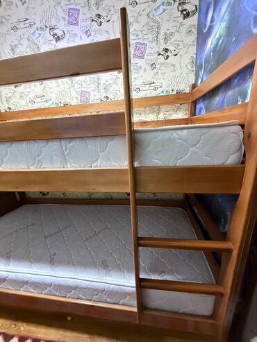 двухярусную кровать из дерева: Двухъярусная кровать из массива дерева с двумя матрасами. - Материал