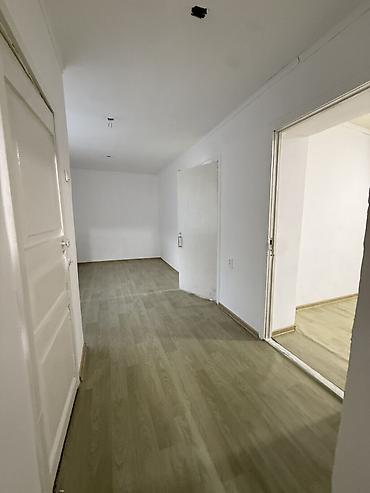 Продажа коттеджей и домов: 🏡 Продаётся полдома в Бишкеке! 📍 Район Шоро 🌳 Участок — 3 сотки 🛏 3 — 6