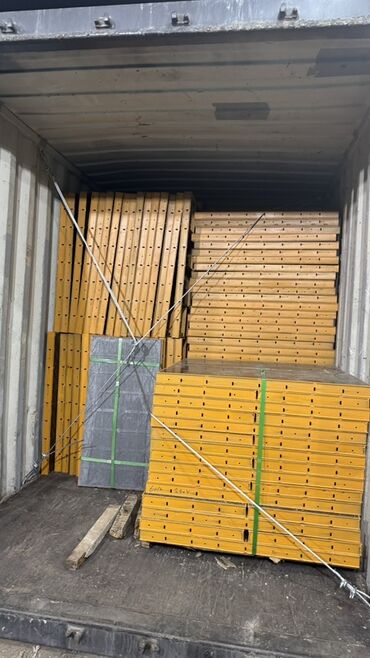 Другие строительные материалы: Набор панелей для опалубки, окрашенных в ярко-желтый цвет. Панели — 2