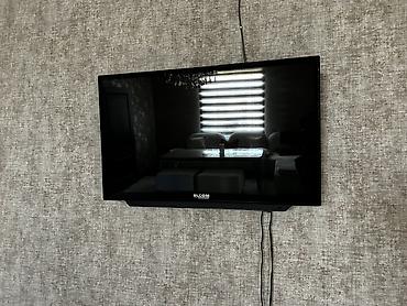 ультратонкие телевизоры: Телевизор ELCOM, диагональ около 32" (по габаритам на стене). Плоская — 2