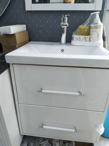 metbex ucun kafel metlax: Ağ rəngdə vanna otağı üçün şkaflı lavabo dəsti. Xüsusiyyətlər: - Üst