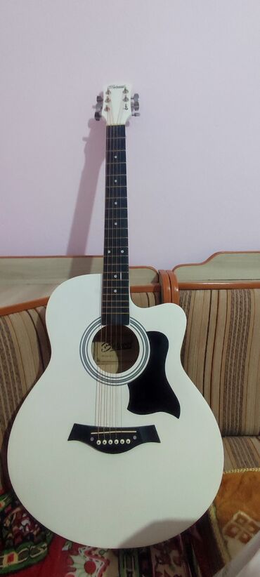 обучение гитара: Продаю гитару 
размер 39
цвет белый