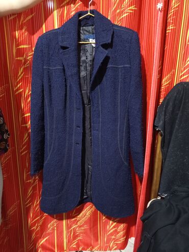 женские шубы из енота: Qadın palto - Rəng: tünd göy (navy) - Model: dizə yaxın uzunluqda