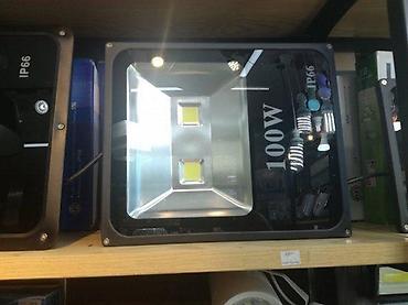 Rasveta: 100W Reflektor kvalitetnije diode. Snaga: 100W Boja: 6500 K — 4