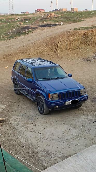Jeep: Jeep Grand Cherokee (ZJ) – mavi rəngli, 5 qapılı SUV - Mühərrik: V8 — 10