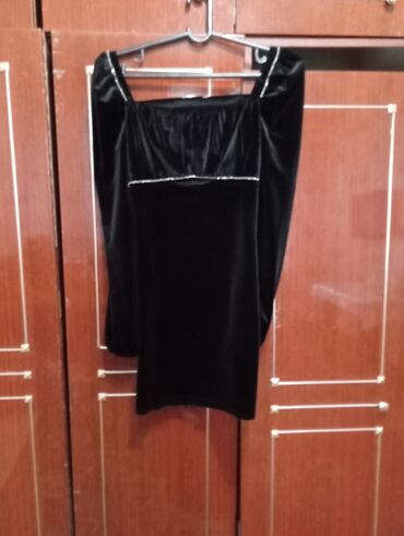 длинное черное платье с разрезом: Вечернее платье, Короткая модель, Бархат, С рукавами