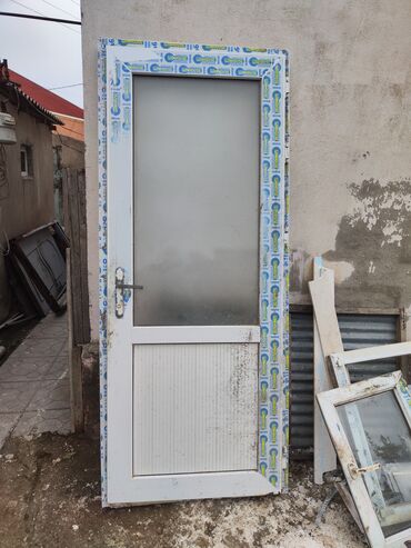 Otaq qapıları: 90×2.10 pvc qapı ortası buzlu şüşədir problemi yoxdur