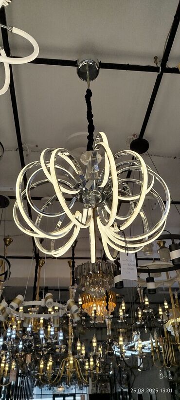 Projektorlar: Çılçıraq, 10 və daha çox lampa, Metal