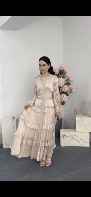 платье для беременных вечернее: Нарядное женское платье в пол в пудрово-бежевом оттенке. - Силуэт