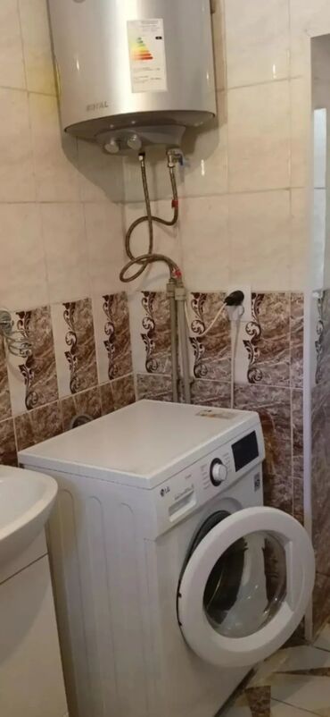 продажа домов центр бишкек: 65 кв. м, 3 бөлмө, Унаа токтотуучу жай, Сарай, Забор, тосулган