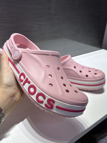 продаются босоножки: Crocs originally продаю новые оригинальные кроксы,39размера(подойдут