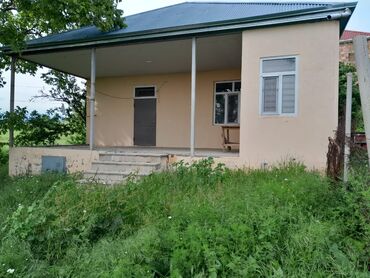 Qarajlar: 4.5 sotun içində sanitar qovşağı şəhər tipli 3 otaqlı ev satılır qaz