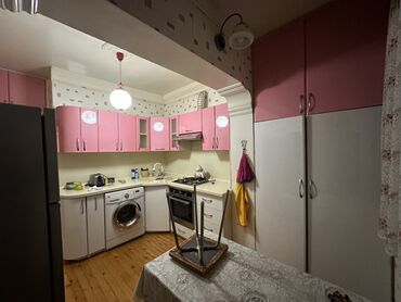 Uzunmüddətli kirayə mənzillər: 3 otaqlı mənzil – tam mebellə - Geniş, işıqlı qonaq otağı: tavandan — 6