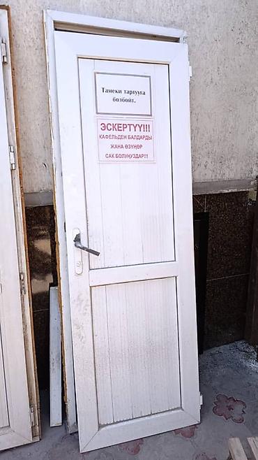 вытяжка очок: Пластиковые двери, 3 шт. - Материал: ПВХ, белый профиль. - — 3