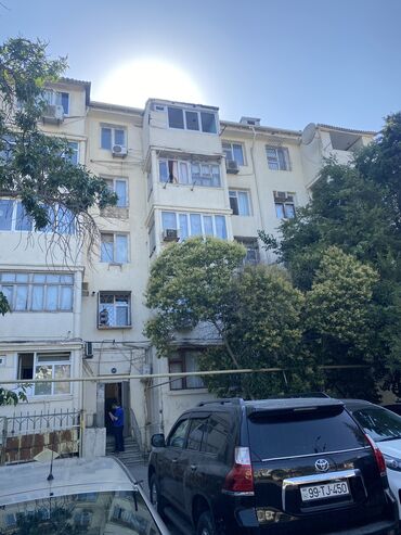 xacmaz kirayə: Genclik metrosuna 3 deq piyada mesafede 5/1 mertebesi 3 otaqli ev